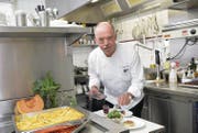Werner Nöckl kreiert ein Dessert mit Zwetschgen, gepflückt aus dem grossen Umschwung des Restaurants Ruggisberg. (Bild: Ralph Ribi)
