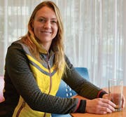 Guylaine Buecheli sagt, der Markenname Rheintal stehe für Qualität und habe sich etabliert. In ihre zweite Heimat reist sie oft, sie besucht Verwandte und fährt mit ihren Kindern Ski. (Bild: Remo Zollinger)