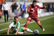 St.Gallens Marco Aratore (links) kann im Zweikampf mit dem Vaduzer Diego Ciccone nur Zuschauen. (Bild: Keystone)