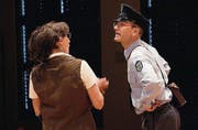 Sorgen für Ärger: Die Gesundheitsinspektorin Frida Felber (Regula Sigg) und Polizist Emil Ötterli (Max Blattner). (Bild: Fritz Heinze)