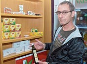 Marco (Capo) Gerevini beschränkt sich heute auf legale CBD-Artikel, die seine Gäste im Restaurant vor Ort probieren können. Wie nach dem Genuss von ein paar Flaschen Bier, darf man auch nach dem Genuss von CBD nicht mehr Autofahren. (Bild: Kurt Latzer)