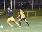 Die Kirchberger Spieler, rechts Nico Bürge, liefen dem Ball und den Gegnern am Donnerstagabend im Spiel gegen Eschenbach meist hinterher. (Bild: Beat Lanzendorfer)