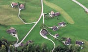 Viele, vor allem kleinere Betriebe, werden über die Verpachtung mit umliegenden Betrieben zusammengelegt. Im Bild eine typische Toggenburger Streusiedlung. (Bild: Urs Jaudas)