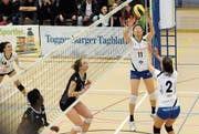 Die Spielerinnen von Volley Toggenburg verpassten gegen Genf trotz starker Gegenwehr eine Überraschung. In der Tabelle ist die Mannschaft auf Platz 6 abgerutscht. (Bild: Reinhard Kolb)