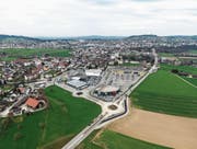 Der temporäre Bypass des Breiti-Kreisels (rechts) wird breiter, damit er in beide Richtungen befahren werden kann. (Bild: Olaf Kühne)