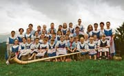 Das Rheintaler Kinderjodelchörli feiert die erste CD-Taufe mit Taufgötti Nicolas Senn. (Bild: pd)