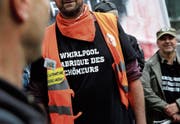 Demonstration von Whirlpool-Angestellten vor dem Hauptsitz in La Défense bei Paris. (Bild: Benoît Tessier/RTR, (Paris, 8. April 2017))