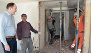 Hotelier Michael Müller geht gemeinsam mit den Handwerkern auf einen Rundgang durch die Baustelle. (Bilder: Adi Lippuner)
