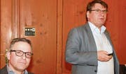 Gemeindepräsident Cornel Egger erläutert Kennzahlen der Einheitsgemeinde Oberuzwil. Links Thomas Franck, Co-Präsident der CVP Oberuzwil, der als Moderator der Vorgemeinde wirkte. (Bild: Philipp Stutz)