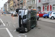 Die Langgasse war nach dem Unfall rund anderthalb Stunden nur einspurig befahrbar. (Bild: stapo)