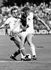 Legenden unter sich: Martin Gisinger gegen Claudio Sulser (rechts). (Bild: PD)