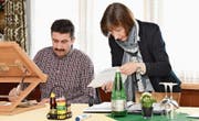 Magnus Thalmann, Präsident von Gastro Toggenburg, und Aktuarin Maria-Luise Abt-Schmutz bereiten sich auf die HV vor. (Bilder: Urs M. Hemm)