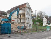 Die Abbrucharbeiten der alten Wohnhäuser an der Friedbergstrasse sind im Gange. (Bild: Andrea Häusler)