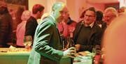 Eberhard Graf Toggenburg kredenzte seine Weine bis spät in die Nacht. (Bild: Sascha Erni)