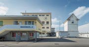 Der Eingang zum Areal mit Pförtnerhaus und dem Transformatorenhaus. (Bild: Hanspeter Schiess)
