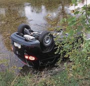 Das Auto rollte die Böschung zum Flussbett hinunter und kam dort auf dem Dach liegend zum Stillstand. (Bild: Kapo SG)