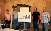 Ehrenmitglied Irene Blatter und Präsident Patrick Zollinger stehen links des Logos, das neue Vorstandsmitglied Niko Gerig sowie das Ehrenmitglied (Bild: Patricia Wichser)
