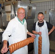 Finanzfachmann als Metzgerlehrling: Peter Bucher, 64, wird von Fleischfachmann Patrick Deetz (rechts) in die Geheimnisse der Fleischverarbeitung eingeweiht. (Bild: Maya Seiler)