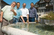 Freuen sich über die Zusammenarbeit der Gemeinde Lichtensteig und der Thurwerke im Bereich der Wasserversorgung: (von links) Roger Hochreutener, Stadtpräsident Lichtensteig; Thomas Grob, Verwaltungsratspräsident Thurwerke; Alex Hollenstein, Geschäftsführer Thurwerke und Mathias Müller, Gemeinderatsschreiber Lichtensteig. (Bild: Sabine Schmid)