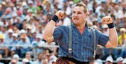 Die Innerschweizer Zukunftshoffnung Joel Wicki schwingt am 24. Juni in Herisau. (Bild: Peter Schneider/Keystone)