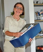 Esther Burkhalter mit ihrer geheimnisvollen blauen «Reise-Ideen-Kiste». (Bild: Beat Lanzendorfer)