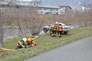 An verschiedenen Posten repetieren die Feuerwehrleute ihr Können, hier beim Sichern einer Unfallstelle und beim Retten einer Person.