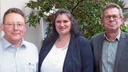 Präsident Michael Schöbi (v. l.) begrüsst Susanne Luisi-Schmid und Diego Forrer bei Spitex RhyCare. (Bild: pd)