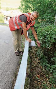 Hier werden Schienen in den Boden gerammt, um die Senkung der Strasse zu verhindern, erklärt Projektleiter Markus Lutz.