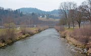Bei der Thursanierung soll das Flussbett ober- und unterhalb des Bleichesteges auf der linken Seite ausgeweitet werden. Es wird danach etwa doppelt so breit sein wie heute. (Bild: Beat Lanzendorfer)