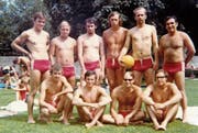 Die Wattwiler Wasserballspieler posieren in den 1970er-Jahren für ein Mannschaftsbild. (Bilder: PD)