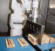 Das Ultraschallmesser des Käseroboters schneidet die Eberle-Weichkäse zuverlässig und mit höchster Genauigkeit. (Bild: pd)