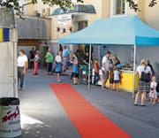 Die Besucher wurden auf einem roten Teppich in den Innenhof geleitet.