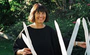 Hilda Staub hält ihr Werk «Fluglinie», das aus 125 Einzelteilen besteht. (Bild: PD)