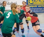 Die Handballerinnen von Brühl (grün) und Kreuzlingen schenken sich im Ostschweizer Derby in der NLB nichts. (Bild: Andrea Stalder)