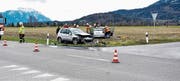 Am Sonntag schoss ein Autofahrer, der vom Riet her kommend die Oberrieterstrasse in Richtung Eichberg überqueren wollte, ein von Altstätten nahendes Auto ab. Fahrer und Beifahrerin mussten aus jenem Auto von der Feuerwehr herausgeschnitten werden. (Bild: kapo)