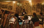 Die Musikantinnen und Musikanten aus Ebnat-Kappel und ihre Dirigentin Melanie Hösli bereiten sich auf das Kirchenkonzert vom 9. Dezember in der evangelischen Kirche Kappel vor. (Bild: sas)