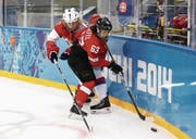 Da war die Welt noch in Ordnung: Anja Stiefel an den Olympischen Spielen in Sotschi im Spiel gegen Russland. (Bild: Martin Rose/Getty)