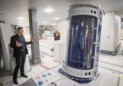 Ralf Balgar, Projektleiter Baumanagement der Migros Ostschweiz, erklärt, dass man beim «Sturzflug» im freien Fall nach unten fliegt. (Bild: (Ralph Ribi))