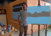 Peter Thum in seinem Atelier in Reichenburg. Rechts «Morgenstimmung» mit dem Stockberg, im Hintergrund links «Nacht». (Bild: Hansruedi Kugler)