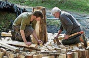Im Film «Köhlernächte» wird das alte Handwerk des Köhlers von Anbeginn an gezeigt. Drehort ist im Entlebuch. (Bilder: PD)