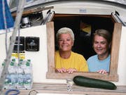 Kochen auf dem Schiff: Beatrix Schwarz und Caroline Häfner. (Bilder: dbu)