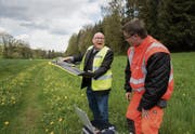 Walter Schwarzkopf hält die Drohne in den Händen, mit der vergangenes Jahr die Wiese vermessen wurde. (Bild: Michel Canonica (28. April 2016))