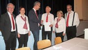 Werner Vetsch, Barbara Meier, Bernhard Lapp, Manuela Villani, Martin Lutz (von links) freuen sich mit dem Jubilaren Alfred Sonderegger (Dritter von rechts). (Bild: Andrea Eugster-Benz)
