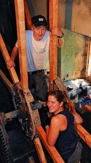 Die Zimmermann-Lernenden bei der Arbeit: Gabriel Loser und Rebecca Johnson, beide im zweiten Lehrjahr. (Bild: Seraina Hess)