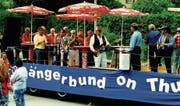 An Ideen fehlte es den Sängern nicht. «Sängerbund on Thur» hiess ihr Motto am Umzug am grossen Fest «Regio 2000». (Bild: Peter Jenni)