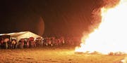 Trotz Regen dauerte es nur wenige Minuten, bis der «Böögg» in den Flammen aufging. (Bild: Rebecca Küster)