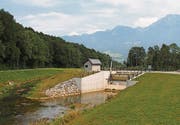 Kiesbänke an der Linth als Lebensräume für Flora und Fauna, Wehr zur Entlastung bei Hochwasser, «ausgefranste» Stellen als Nischen für Fische, Wildtierkorridor unterhalb Autobahn. (Bilder: Christof Rostert)
