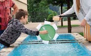 Die Entwicklung eigener Wasserräder und das Brutzeln der in Stücke geschnittenen Würste auf den Solarkochern machte Spass. (Bilder: PD)