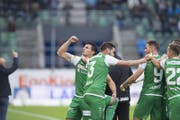 Die St.galler jubeln nach dem 1:0 (Bild: Ralph Ribi)