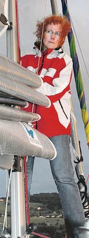 Susanne Tempelmann holt vor der Hafeneinfahrt die Segel ein.